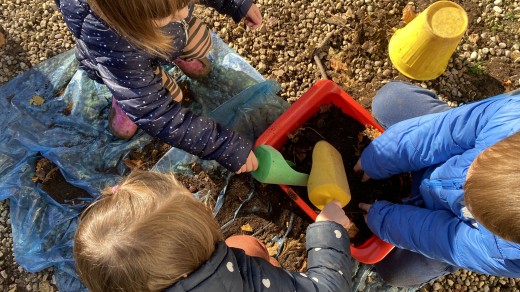 Giochi in cortile con la terra 1 | Manipoliamo il terriccio